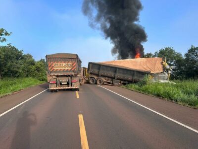 Imagem da notícia Delegado quebra vidro com tiro e ajuda a salvar caminhoneiro preso em carreta em chamas na BR-262, em Água Clara